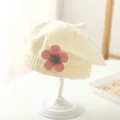 Close-up van een beige gebreide baret met roze 3D-bloem voor babymeisjes in de herfst - 3-48 Maanden / Wit