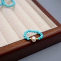 Elegante anello elastico con perline turchesi e perla d'acqua dolce su scatola portagioie in legno - Stile perle d'acqua dolce