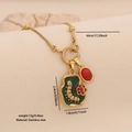 Collana a catena serpente in acciaio dorato con lucchetto Ruyi verde e gemma rossa - Bruco