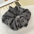Grijze kanten scrunchie met zwarte strikpatronen voor een volumineus kapsel - #2 Grijze Haarelastiek Met Strik