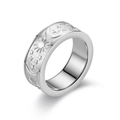 Primer plano de alta resolución de un anillo de acero titanio con luna y estrellas - Talla 7 / Plateado