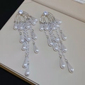 Detail van zilveren zirkoon kwastjes oorbellen met parels en hangers in de vorm van waterdruppels - Waaiervormige Franjes / Zilver & Wit (Silver Earring Post)