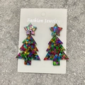 Detail der Weihnachtsbaum-Ohrringe mit bunten Glitzersternen auf Acrylmaterial - Schillernd Mehrfarbig