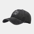 Gros plan de la broderie Happy Easter sur une casquette en denim délavé avec oreilles de lapin - Réglable / Noir