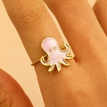 Anello regolabile a polpo dorato con smalto rosa e fascia con trama a corda - Polpo Rosa (2544)