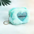 Détail macro du porte-monnaie en peluche vert menthe avec broderie arc-en-ciel et sequins - Octogone Tie-dye Vert