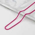 Gros plan sur la chaîne à mailles carrées en émail rose fuchsia et acier inoxydable poli - Rose foncé