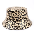 Dettaglio del cappello alla pescatora in pelle PU lucida con stampa leopardata trendy - Oro