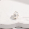 Vue macro d'une perle irrégulière en argent S925 sur un plateau en céramique blanc - 6*7.5mm / Argent Moyen