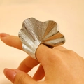 Bague feuille de ginkgo argentée au design organique avec textures en éventail - Argent Feuille de Ginkgo Rayonnante (K-549)