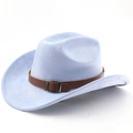 Nahaufnahme hellblauer Cowboyhut aus Filz mit braunem Lederband und Metallschnallen-Detail - M (56-58cm) / Helles Himmelblau