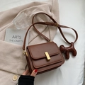 Petit sac carré vintage marron foncé avec boucle dorée et pendentif chiot amovible - Grand / Marron