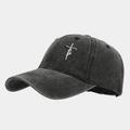 Dettaglio del ricamo faith a forma di croce su un berretto da baseball grigio scuro - Nero