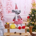 Weihnachtliche Maus-Plüschpuppe mit Karomuster und Streifenmütze auf Fest-Deko - Damenstil / Grau