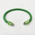 Mattgrüner Kabel-Armreif mit Spiral-Endstücken aus Metall und Glasperlen für Damen - Grüner Stil (BR049-8)