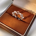 Makro-Detail des 18k vergoldeten Kleeblatt-Rings mit Perlen und Zirkon in Samtbox - Silber