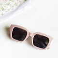 Gafas de sol rectangulares retro con montura rosa brillante y lentes oscuras - Rosa