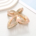 Detail of elegant butterfly hair claw with marble resin and golden metal frame - Light Pink Beige Marble (5)