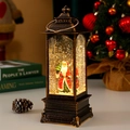 Detalle de farol navideño de bronce con figura de Papá Noel y lentejuelas brillantes - Papá Noel Estacionario con Árbol