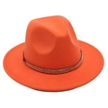 Détail d'un chapeau fedora orange en laine avec triple bande de perles métalliques - Orange