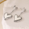 Eleganti orecchini a cuore in argento con trama a coste su pietra bianca - Stile Pendente a Doppio Cuore / Argento