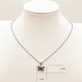 Silberne Schmetterling-Halskette mit bösem Blick und blauem Stein am Model - Schmetterling-Stil