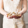Detailansicht einer goldenen Brautkrone mit eleganten metallischen Lorbeerblatt-Motiven - Gold