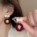 Dettaglio dell'orecchino a cerchio floccato rosso con fiocco bianco e stella indossato - 6# 925 Sterling Silver Earring Post - Orecchini a Cerchio Floccato con Fiocco e Stella