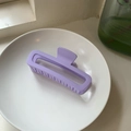 Matte lila rechteckige Haarklammer für dickes Haar auf einem minimalistischen Teller - Lila