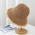 Sombrero de paja caqui hecho a mano con bordes deshilachados en soporte de madera sol - Marrón