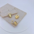 Dettaglio macro di fermagli a cuore placcati in oro con zirconi colorati e intagli - #5 Oro Zircone Colorato