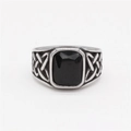 Anello vintage da uomo in acciaio argento con pietra nera rettangolare e nodi celtici - US 7 / Acciaio Pietra Nera