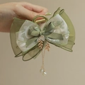 Pinza de pelo elegante con lazo de tul verde, detalles de hojas doradas y borlas de perlas - Pinza Lazo con Borla / Verde