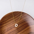 Collar minimalista chapado en oro con colgante de Letra D en nácar blanco y cadena fina - Letra D