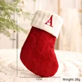 Calza di Natale classica in maglia rossa con risvolto bianco e ricamo della lettera A - Lettera A