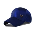 Vue détaillée d'une casquette en satin bleu foncé avec logo métallique M doré poli - Réglable / Bleu marine