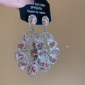 Dettaglio macro di orecchini S925 in argento con cristallo rosa e micro zirconi - Perno per orecchini in argento - Rosa