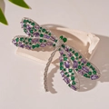 Dettaglio macro della spilla vintage a libellula con zirconi viola e pietre verdi - Spilla Libellula con Zirconia Viola