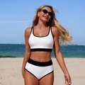 Set bikini bianco con ricamo a occhielli, bordi neri a contrasto e vita alta - S / Bianco