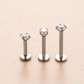 Vista macro di tre piercing labret in acciaio con pietre di zircone tondo in varie lunghezze - Lunghezza barra 6mm / Argento