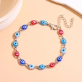 Detail des türkischen Evil Eye Armbands mit bunten Anhängern und verstellbarer Silberkette - Mischfarben Silber