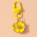 Détail du porte-clés fleur jaune avec finition en métal poli et laque brillante - Jaune