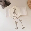 Detail eines weißen elastischen Taillengürtels mit Metallketten und Schmetterlingsanhänger - 60-80cm / Weiß