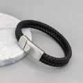 Detalle de pulsera de cuero trenzado negro con un cierre magnético de plata pulida - Cierre de Acero Cuero Negro