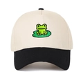 Détail de la broderie grenouille sur casquette bicolore ivoire et noir style rétro - Blanc Cassé + Noir