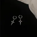 Orecchini a cerchio in argento minimalisti con ciondoli a stella su sfondo nero - Pendaglio Stella a Quattro Punte (E99) / Argento