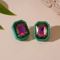 Dettaglio di orecchini ottagonali vintage con cornice verde e pietra viola cangiante - Orecchini a Bottone Quadrati con Strass e Cornice Verde