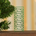 Vista macro di ganci natalizi a forma di S in metallo verde su un foglio di supporto - 10 ganci per scheda / Verde