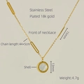 Detalle del collar de acero inoxidable chapado en oro 18k con colgante de nácar y números - Colgante de Concha con Números Romanos (902) / Dorado