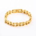 Detalle de una pulsera punk industrial de cadena de bicicleta para hombre en oro - Dorado